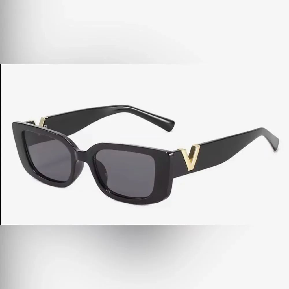 NEW! V Logo 🌺Designer-Style🌺Fashion Sunnies Sunglasses
